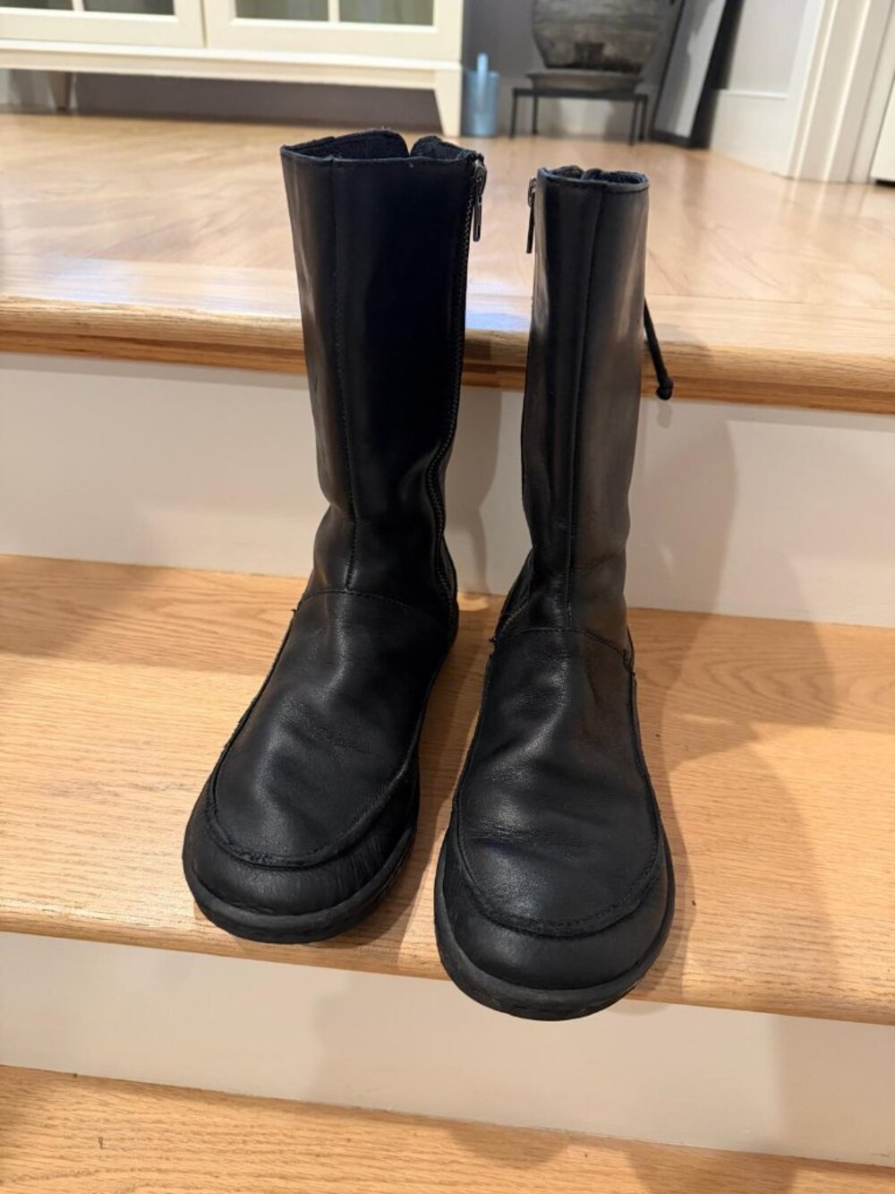 Børn black leather mid-calf boots, size 9